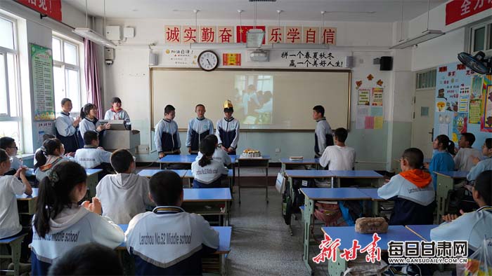 一曲《祝您生日快乐》中,兰州五十二中副校长赵多山,政教主任李世