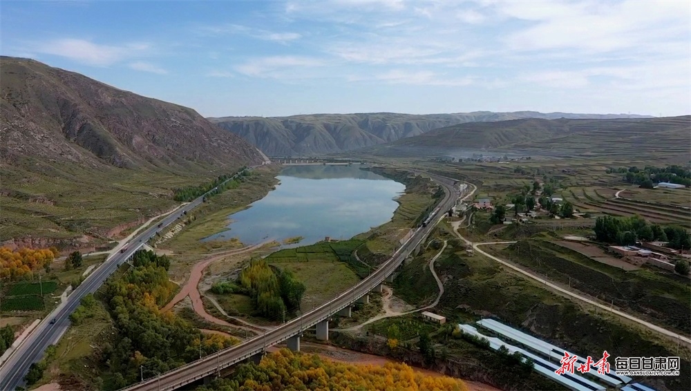 古浪县黑松驿镇:天高云淡秋意浓 田畴沃野迎丰收-图库-每日甘肃网