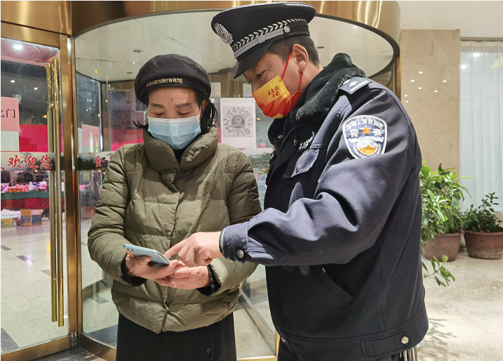 疫情在前警察不退华亭公安迅速行动全力做好疫情防控工作图