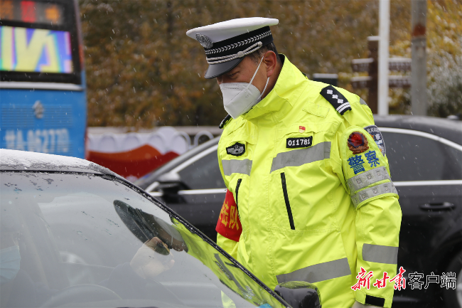 顶风冒雪 兰州城关交警坚守岗位