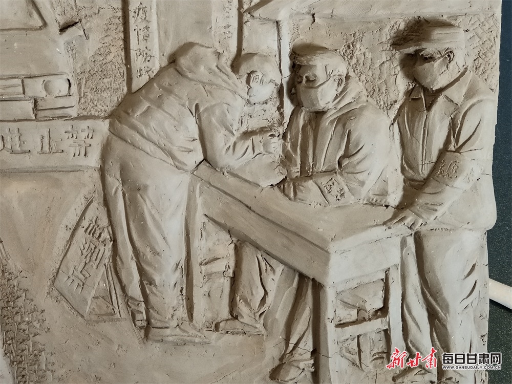 用其创作的以抗击疫情为主题的浮雕作品向战斗在一线的逆行者们致敬