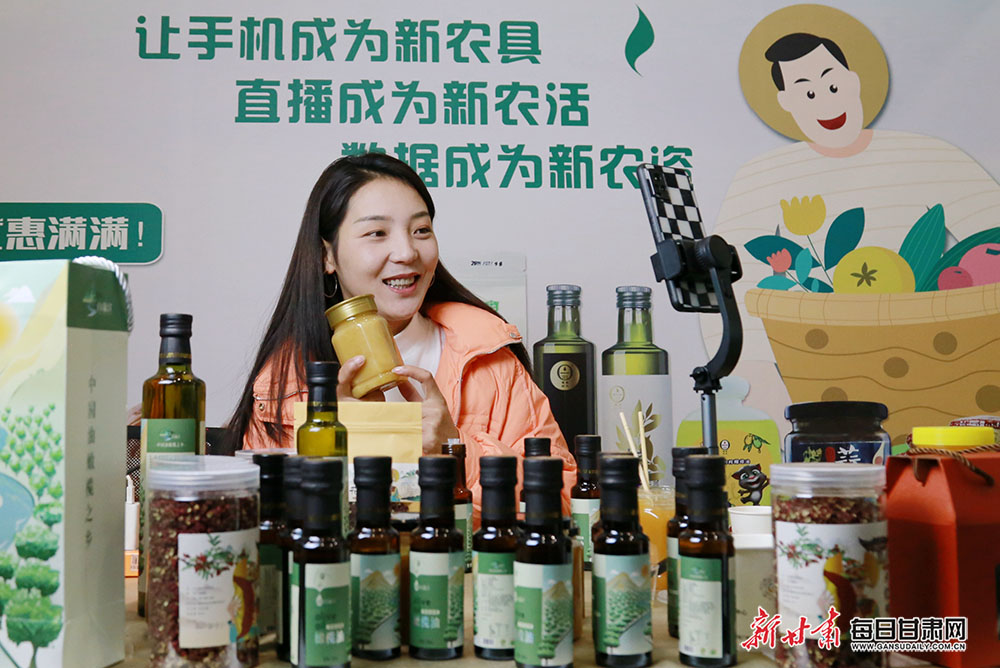 陇南电商"双十二"直播带"土货"助农增收