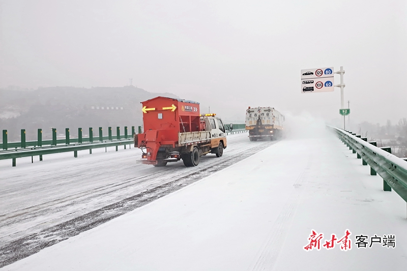 高速大雪封路图片图片