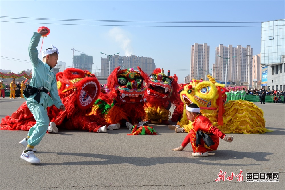 2月15日是中国传统的元宵节,陇西县举办的"点亮陇西堂"寅虎闹春社火