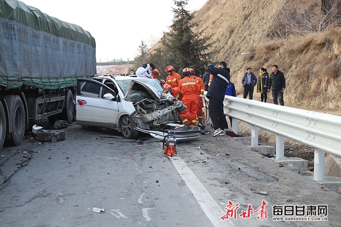 天巉公路秦安段郭嘉镇至王铺镇方向发生交通事故,一人被困车内,急需