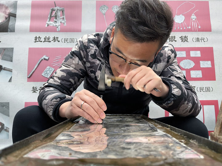 谢强正在"银纸"上"作画".新华社记者 张文静 摄