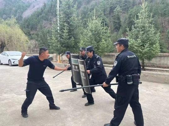 迭部县公安局开展最小作战单元盾棍叉组合训练