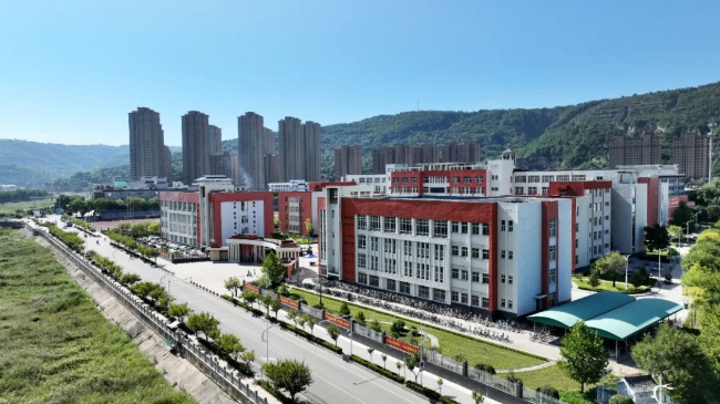 考上清华北大的人多了,职业中专新建搬迁了,荆山九年制学校招生了