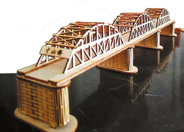 这些兰州娃自制的中山桥模型 有模有样
