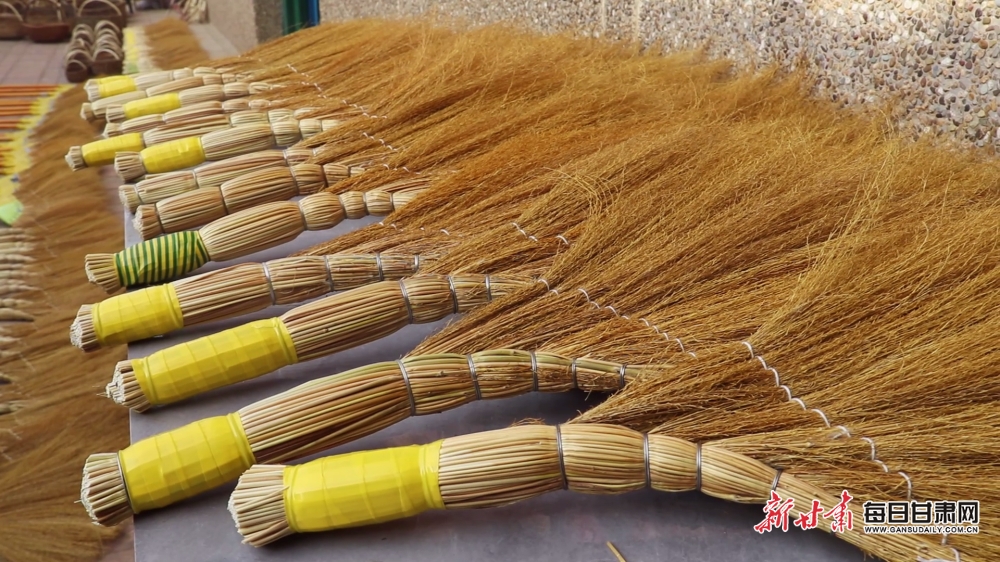 巧手编织美好生活 西峰区温泉镇湫沟村手艺人米长多速写