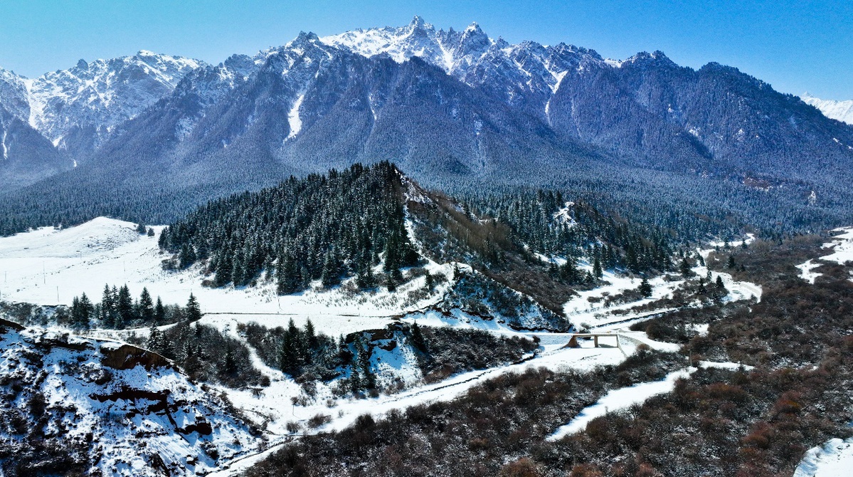 甘肃张掖:雪映祁连山