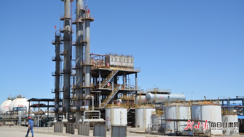 甘肃鲁玉能源科技有限公司成立于2014年9月，在玉门老市区化工工业园建设10万吨液化石油气加工项目，项目总投资2.1亿元，占地面积107亩。（谢欢  摄）.JPG