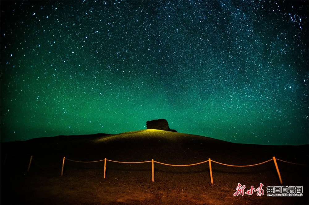 2023年9月15日拍摄敦煌阳关烽燧璀璨星空。01