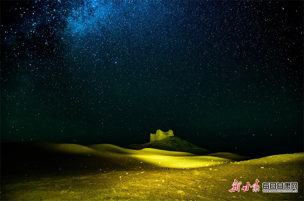 2023年9月15日拍摄敦煌阳关烽燧璀璨星空。03