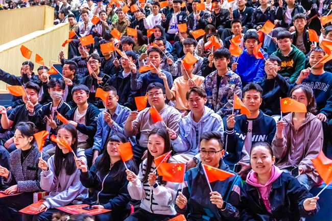 兰州信息科技学院开学大典上千名学生身着汉服行尊师礼