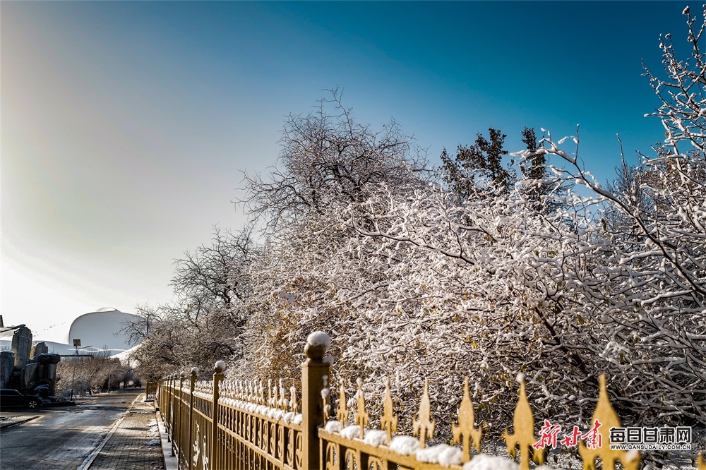 雪落鸣沙山尽显素色之美