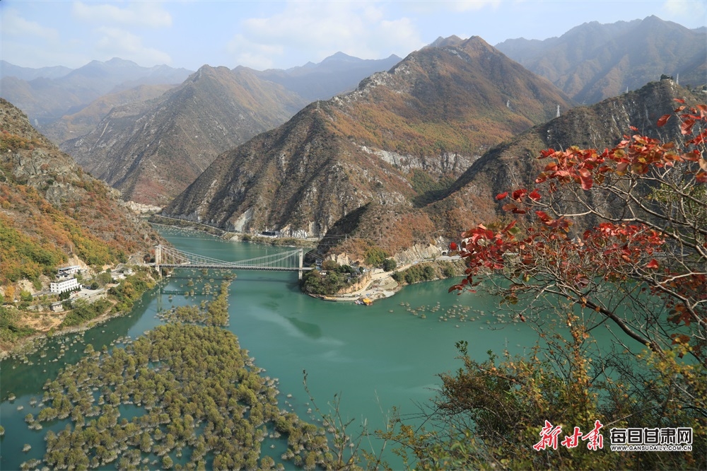 2023年11月15日,陇南市文县碧口镇白水江流域风光旖旎,色彩斑斓,涟涟碧水与秀丽林木相互映衬,景色怡人如画。(图片2)