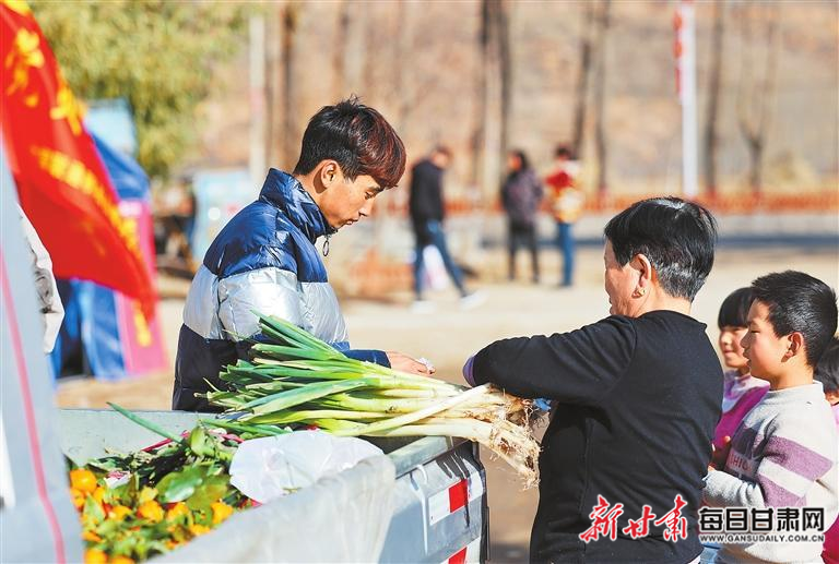 【图片新闻】群众在积石山县刘集乡陶家村安置点购买蔬菜