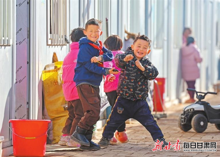 【图片新闻】积石山县陶家村安置点 小朋友们嬉戏玩耍