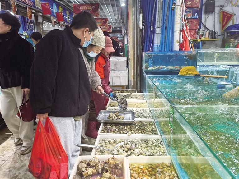 【新春走基层】兰州节前水产市场火起来 今年带鱼、淡水鱼销量不错