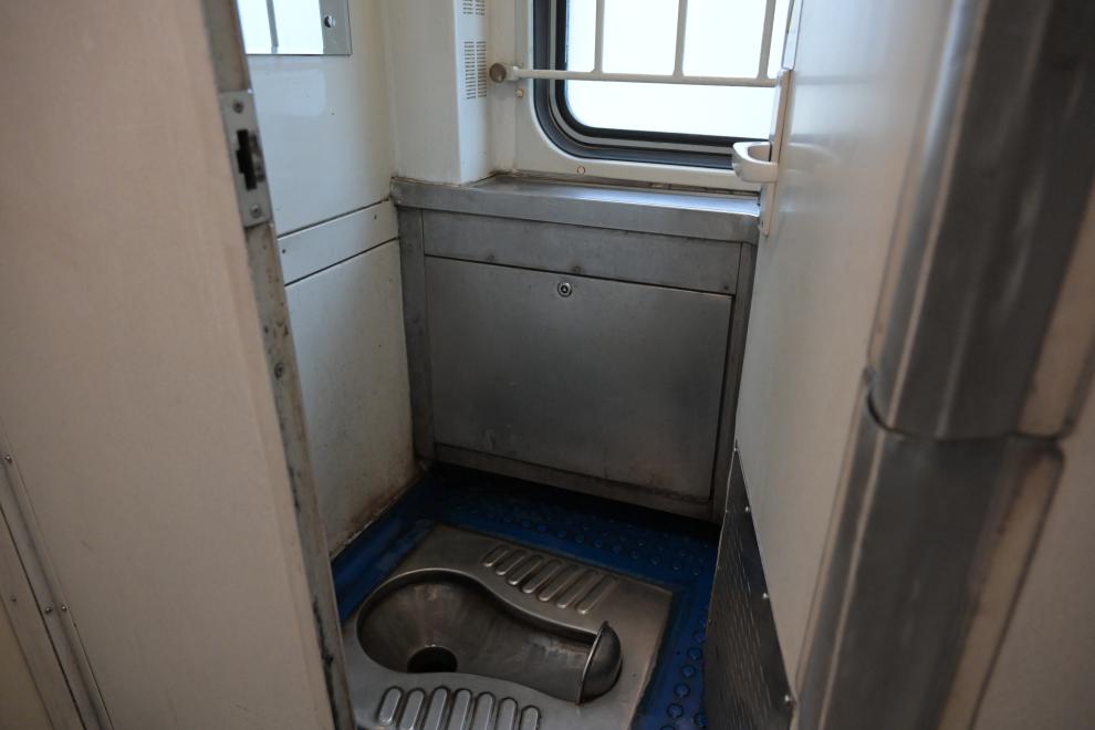 路上他不敢多喝水,内急的时候会连着走几个车厢,希望能遇