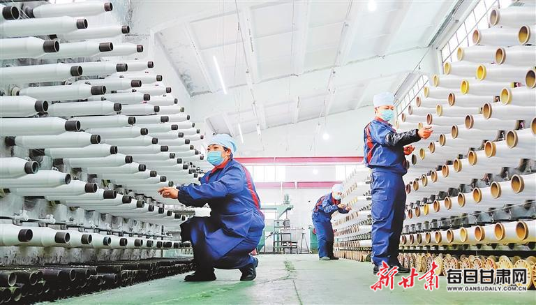 【圖片新聞】張掖市西龍產業用紡織品有限公司工人們趕制訂單