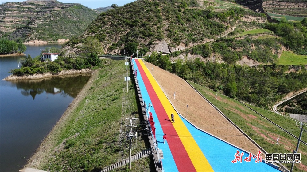 群山滴翠满目景 碧水泛波映云霞 礼县苗河水库绿水青山似画屏