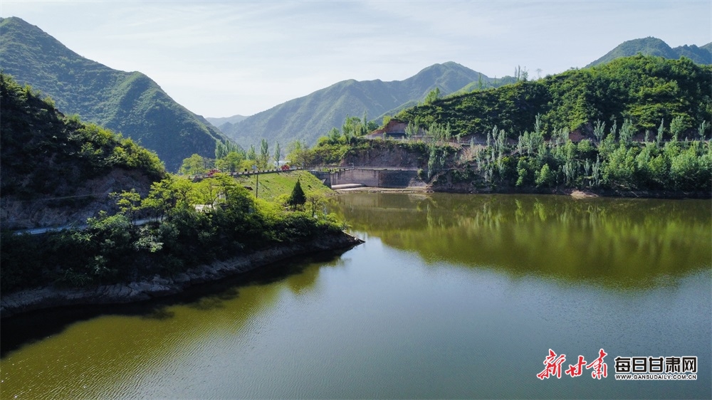 群山滴翠满目景 碧水泛波映云霞 礼县苗河水库绿水青山似画屏