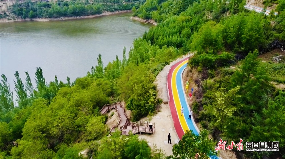 群山滴翠满目景 碧水泛波映云霞 礼县苗河水库绿水青山似画屏