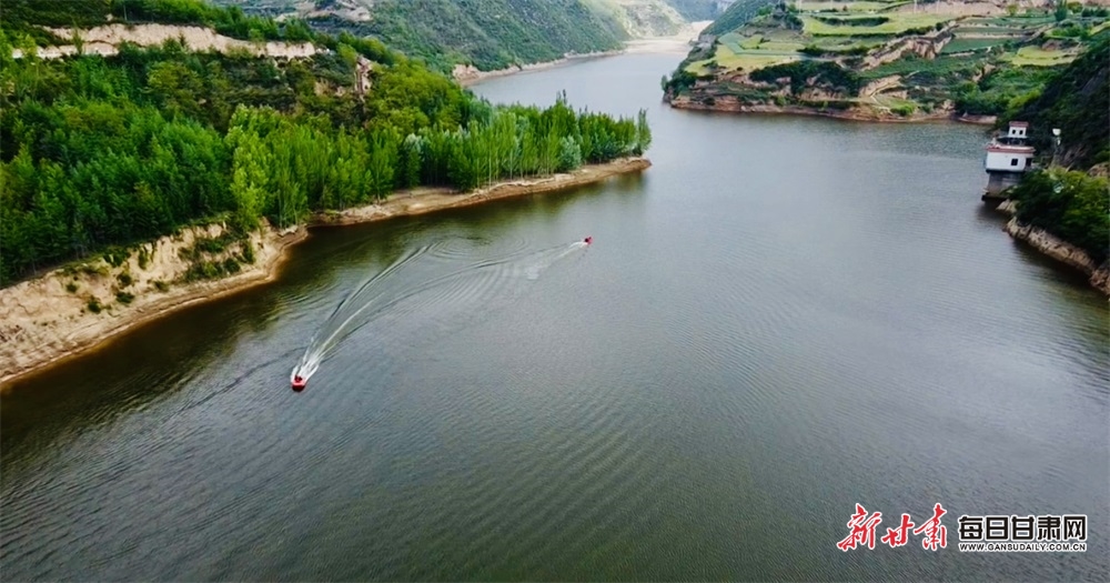 群山滴翠满目景 碧水泛波映云霞 礼县苗河水库绿水青山似画屏