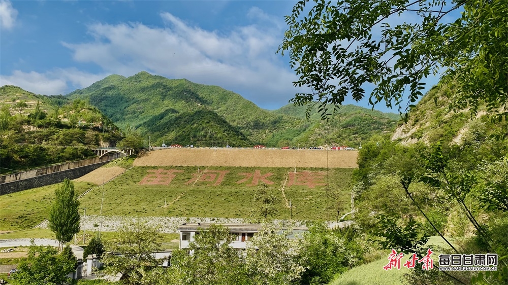 群山滴翠满目景 碧水泛波映云霞 礼县苗河水库绿水青山似画屏
