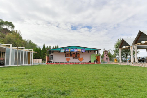 改造后的兰山小镇农家乐正在建设的"烟雨兰山"乡村示范带,一头连着