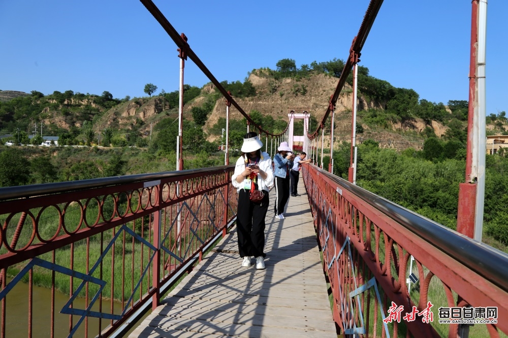 锐评|张颂文将粉丝信件扔出车外？先别急着对他进行道德审判！