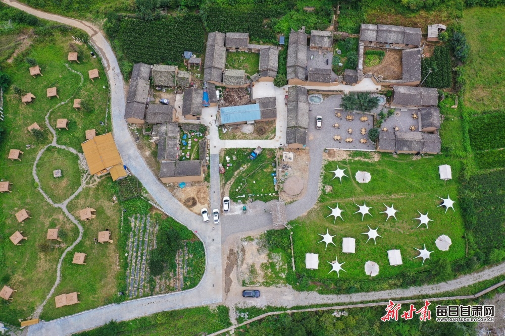 “瑶一瑶”摆拍风波：摔倒的“流量童年”