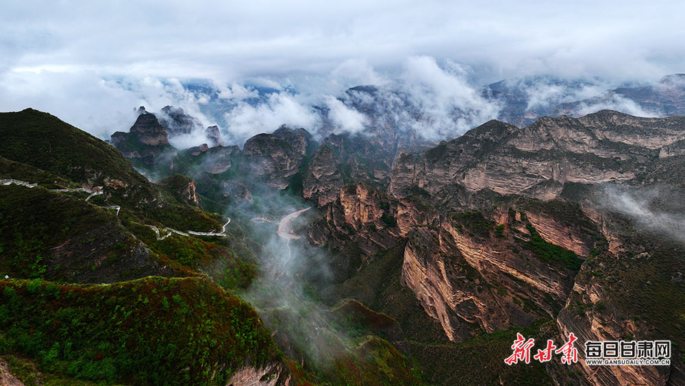 Tsunoda told to be 'as close to Verstappen as possible'