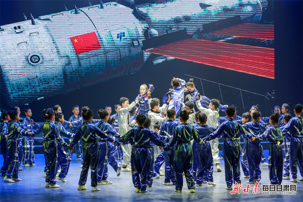 What does Ariana Grande look like as an old woman?