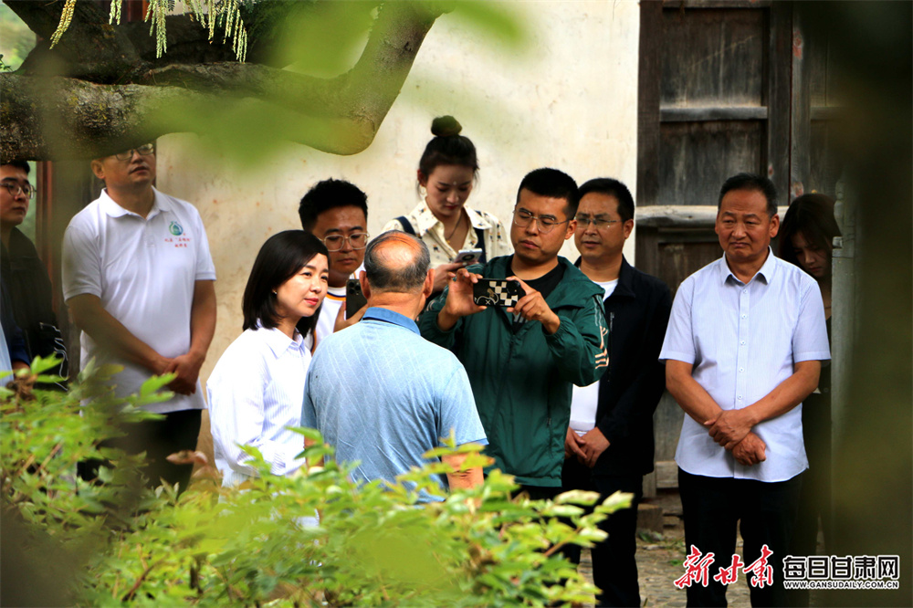 郭明錤
：苹果双 USB-C 充电器即将量产，出货有望达 200-300 万款