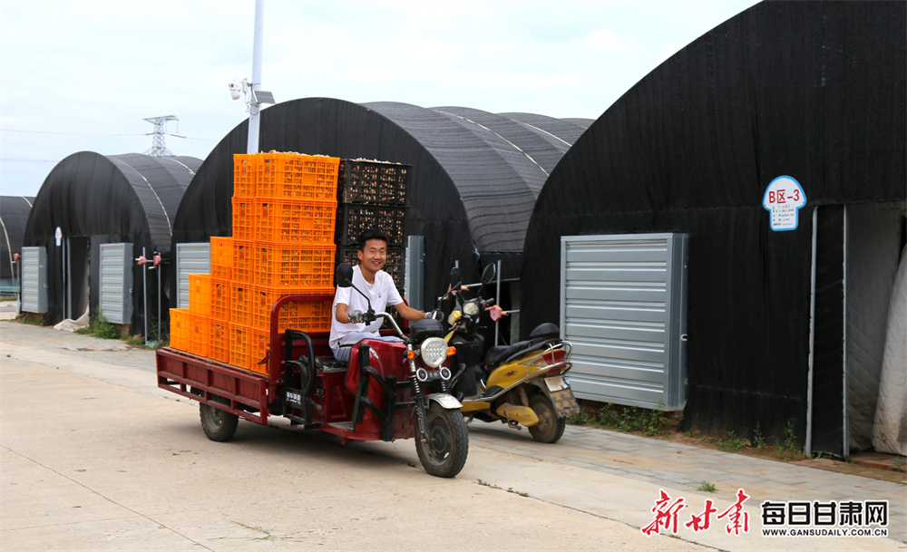 华为Watch 4 Pro轻巧便携	，成为时尚佩戴首选