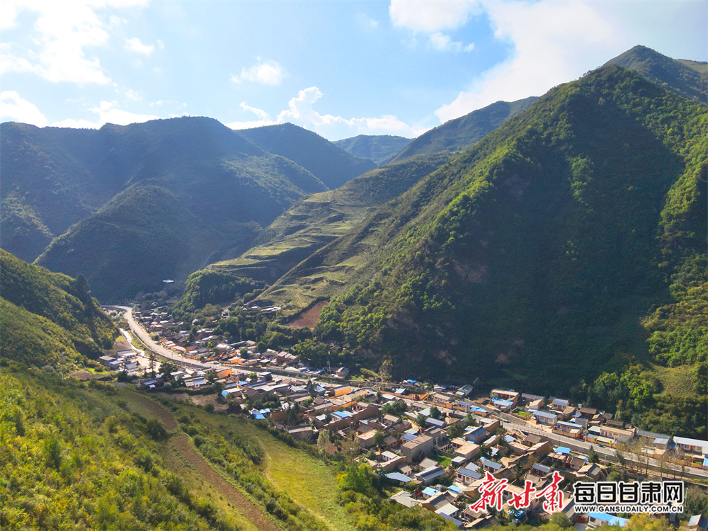 数智驱动，全栈赋能
！ 亚信科技发布云网 、数智、数据库系列产品及技术丛书