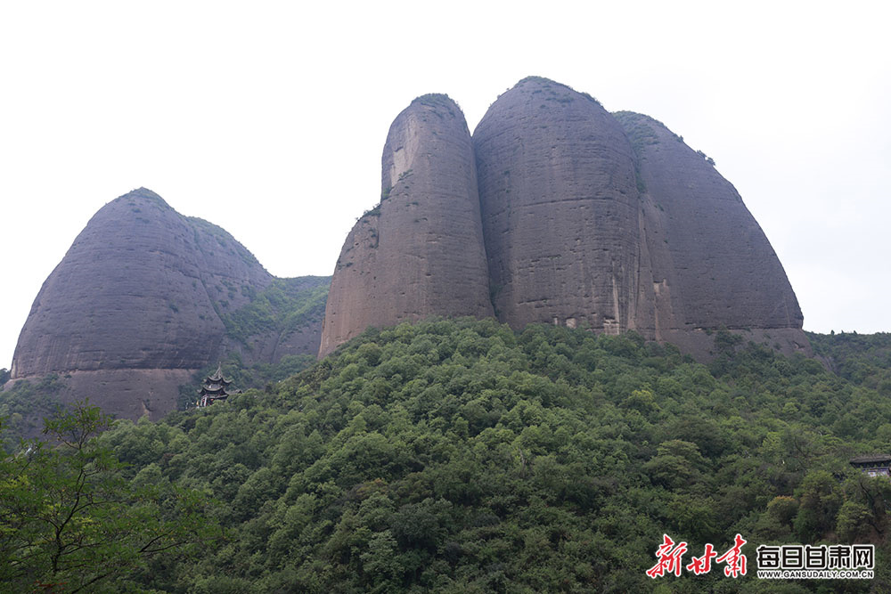 Screen time in bed linked to worse sleep, study finds