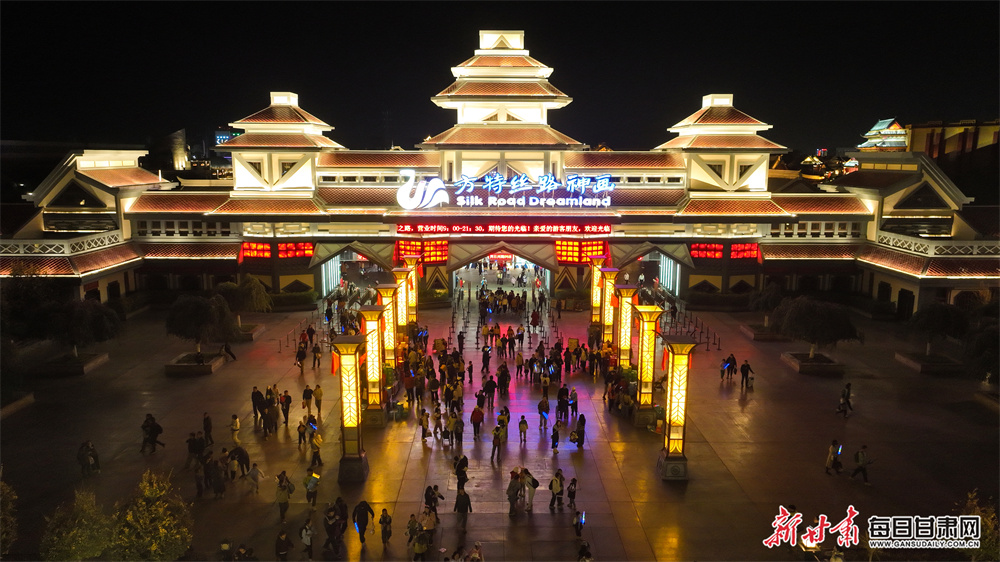 锐评|网红夫妇因就餐后商场消杀闹着要退网，公共场所加强消杀何错之有？