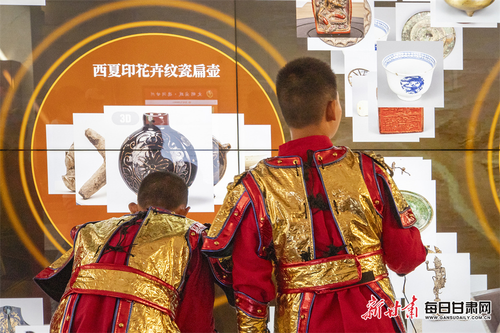 阿联酋总统外交顾问访问伊朗 向伊外长转交特朗普信函