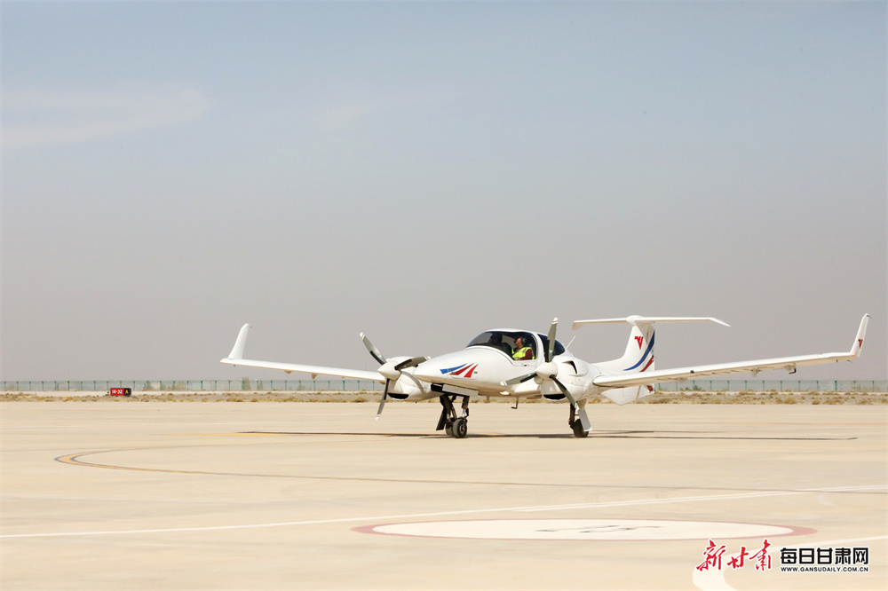 创下4个“世界之最”！湖北荆州观音寺长江大桥南岸主塔封顶