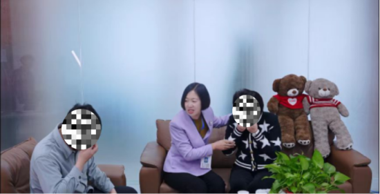“和合之家”调解员在析事说理。 “和合之家”调解员在析事说理。