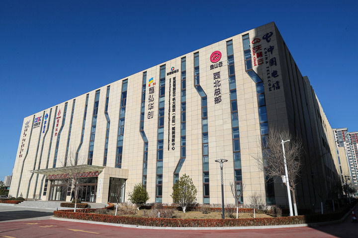 2025年1月6日拍摄的全国一体化算力网络国家枢纽(甘肃)节点庆阳数据中心集群资源调度区一角。新华社记者 郎兵兵 摄