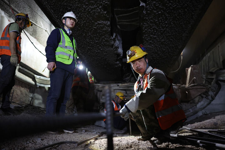 3月9日,中铁二十局的建设者在已经贯通的兰合铁路黄家岭隧道(右线)内施工。新华社记者 陈斌 摄