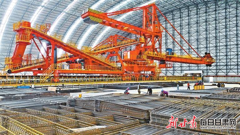 【图片新闻】施工人员在甘肃电投张掖发电公司项目建设现场安装设备