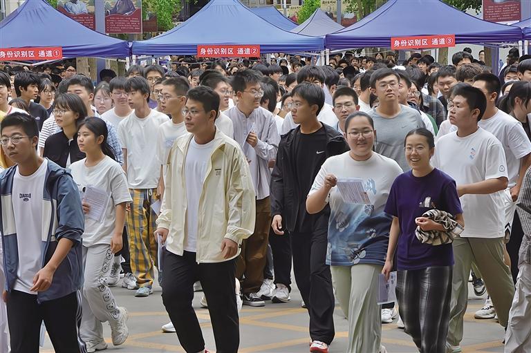 2025年高考首日平稳有序  甘肃省17.98万名考生执笔赴约