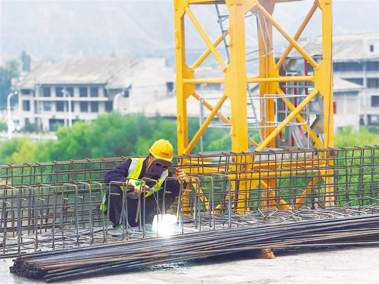 蘭州什川黃河大橋建設(shè)者——工程不停歇 奮戰(zhàn)筑通途