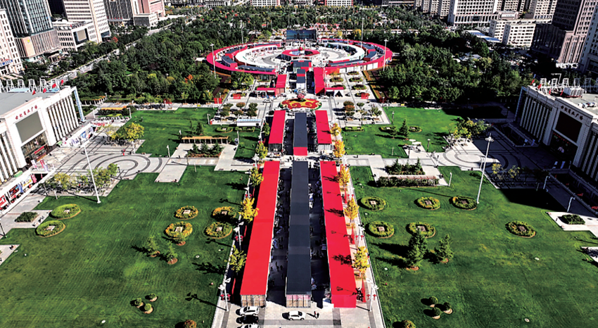 【图片新闻】2025年中国苹果产销峰会暨静宁苹果招商推介大会布展现场